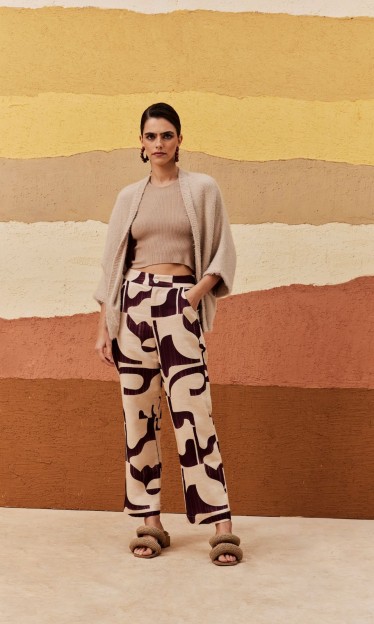 Calça cenoura com pregas est CaCay Ref 13366