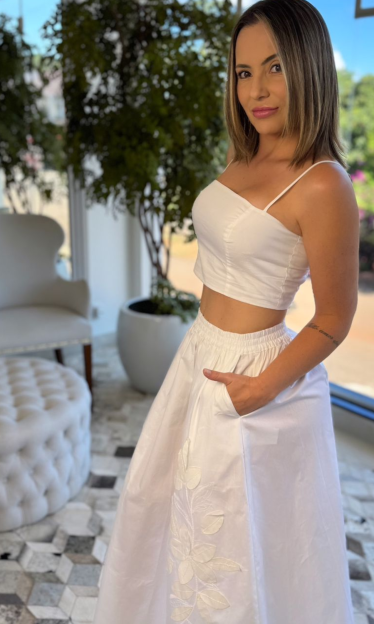Conjunto Top e Saia com Detalhes de Flor Carlota Costa 